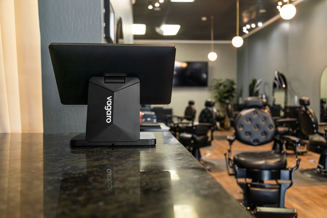 Wnętrze barbershopu premium podczas strzyżenia